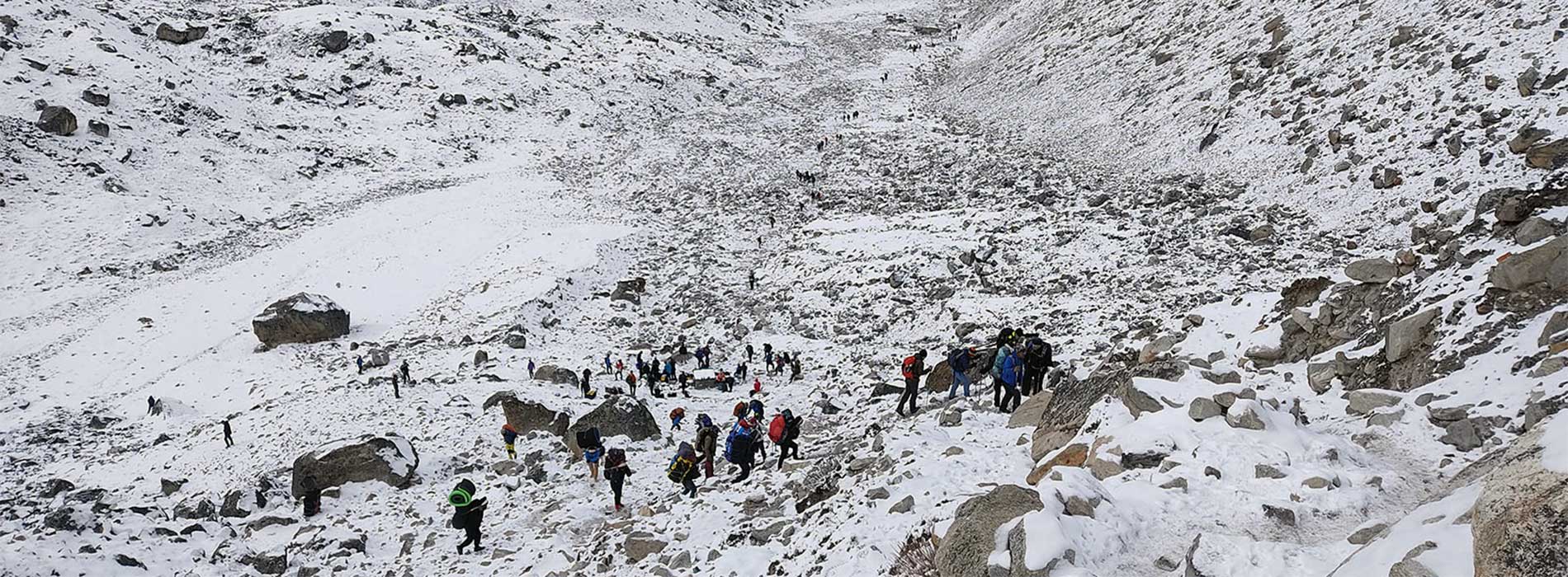 everest-base-camp-and-trekkers 