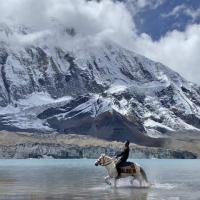 horse-riding-in-tilicho-lake 