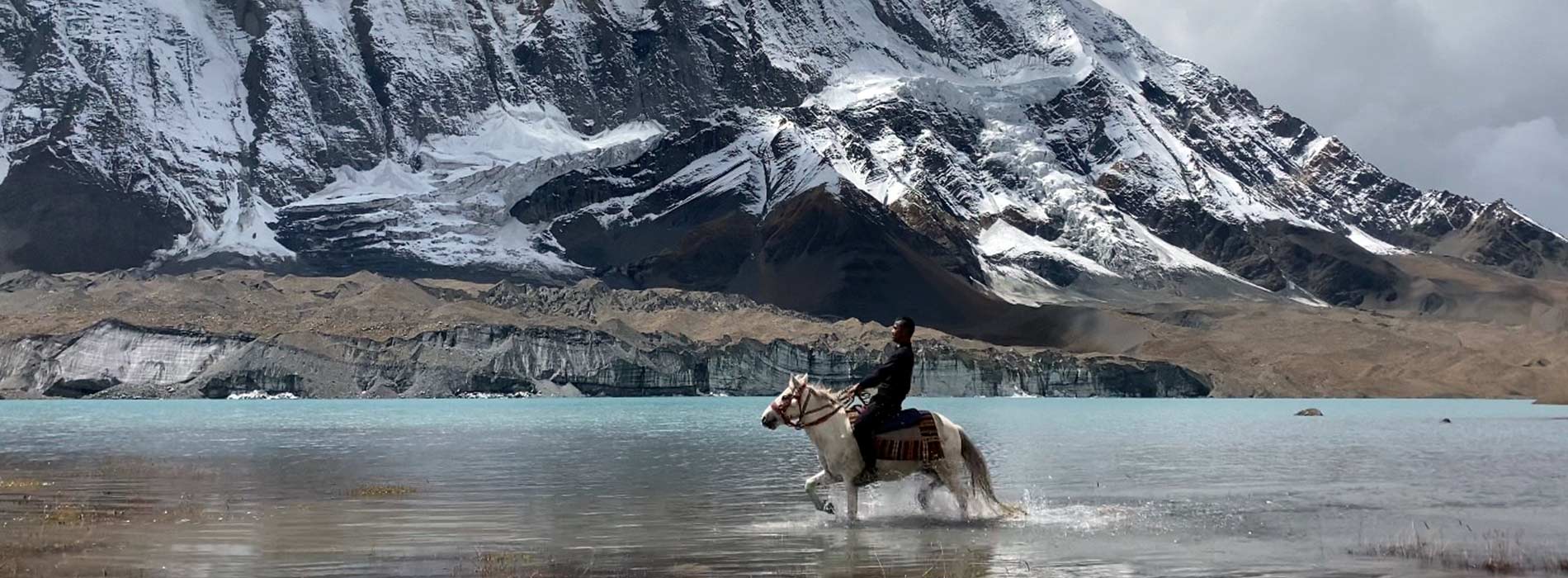 horse-riding-in-tilicho-lake 