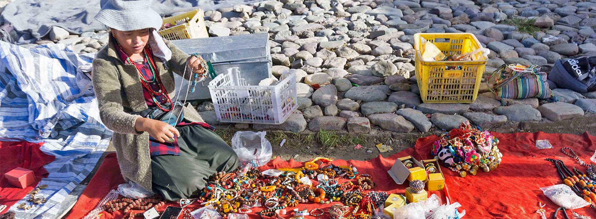 souvenier-shopping-in-kailash 