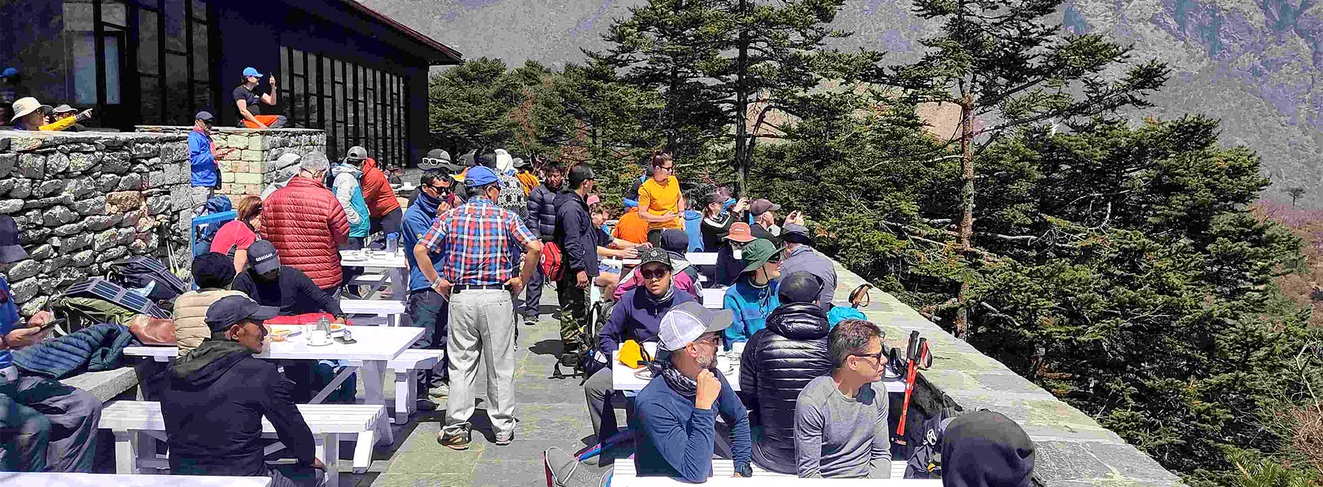 trekkers-at-everest-view-hotel 