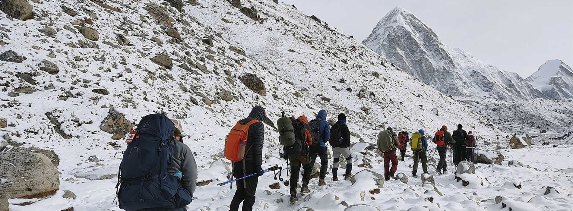 trekkers-on-the-way-to-ebc 