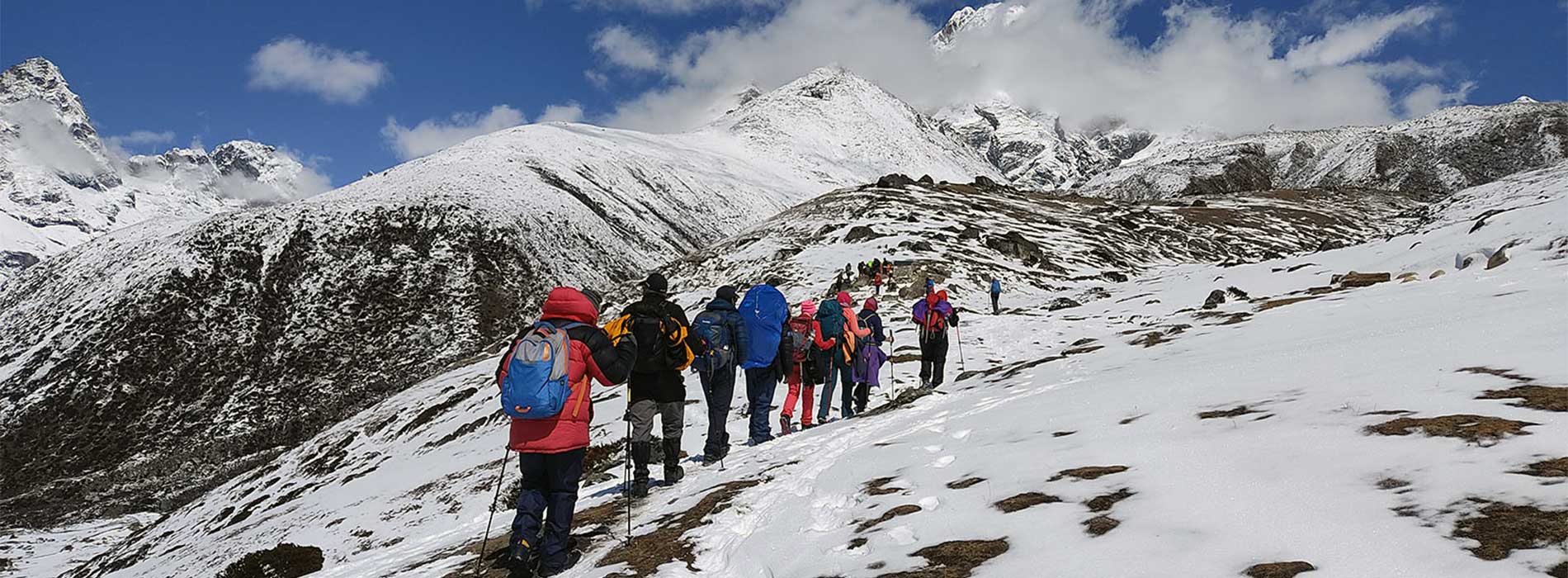 trekkers-on-the-way-to-everest-base-camp 